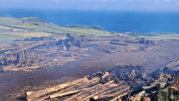 Incêndio em serraria na ilha Terceira extinto esta manhã após 16 horas ativo