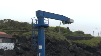 Grua do Porto de Pescas da Urzelina avariada há meses