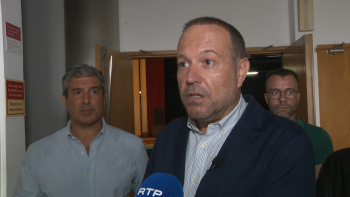 Francisco César desafia DECO a processar o Estado por teto máximo em passagens aéreas