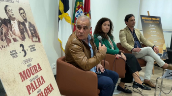 Cartaz tauromático das Festas da Praia com uma corrida e sete touradas à corda