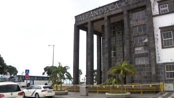 Degradação edifício da Alfândega: Pedaços do teto e paredes a cair