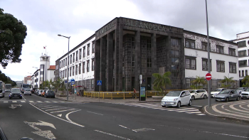 Degradação edifício Alfândega: Pedaços do teto e paredes a cair