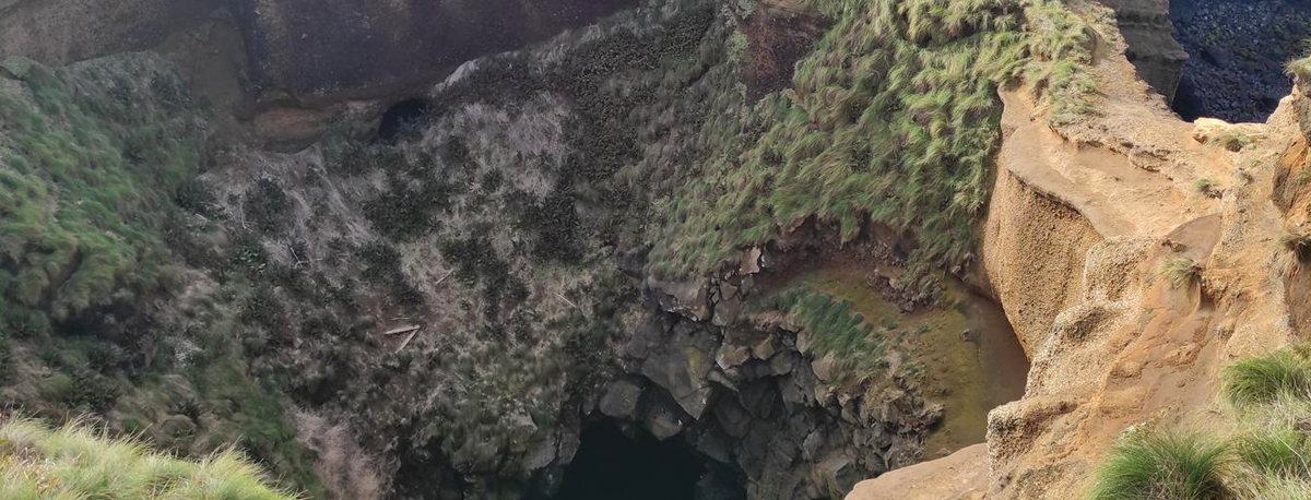Imagem de Duas pessoas resgatadas numa cratera geológica na costa norte de São Miguel