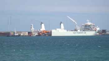 Draga de grande porte desembarca na Praia da Vitória