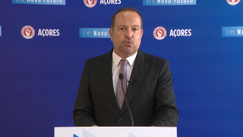 Líder do PS/Açores denuncia incumprimento da lei dos reembolsos de passagens aéreas