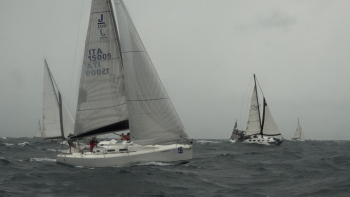 Largada da Atlantis Cup com condições de mar difíceis