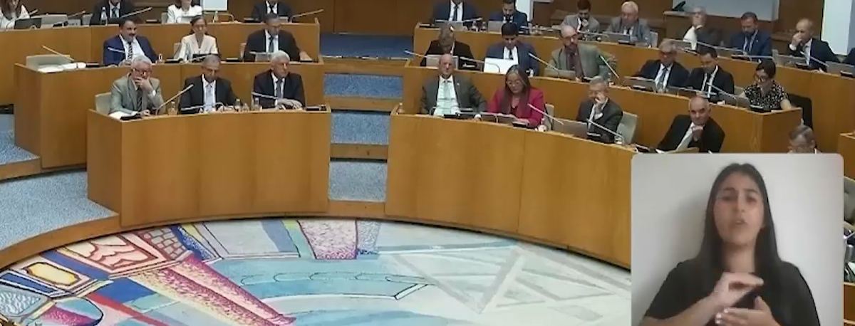 Imagem de Proximidade e inclusão: Parlamento online passa a ter intérprete de língua gestual