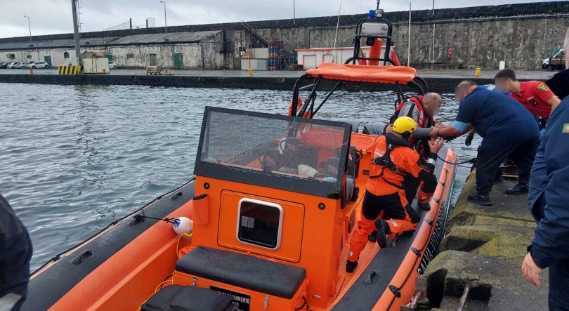 Marinha coordena resgate médico de homem a bordo de navio mercante ao largo de Ponta Delgada
