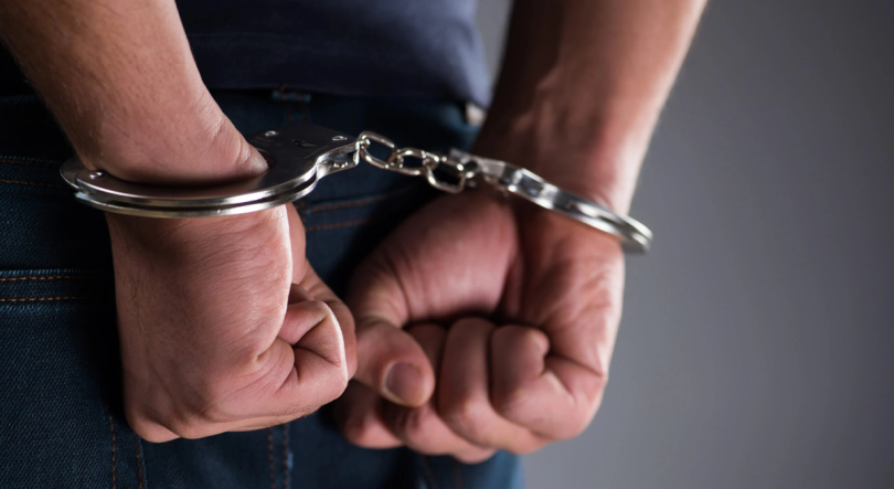 Detido homem de 27 anos por violação, violência doméstica e violação de domicílio