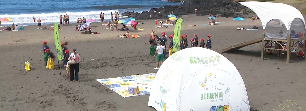 Imagem de Crianças aprendem a reciclar na praia em São Miguel