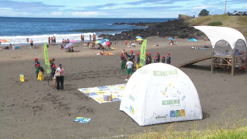 Crianças aprendem a reciclar na praia em São Miguel