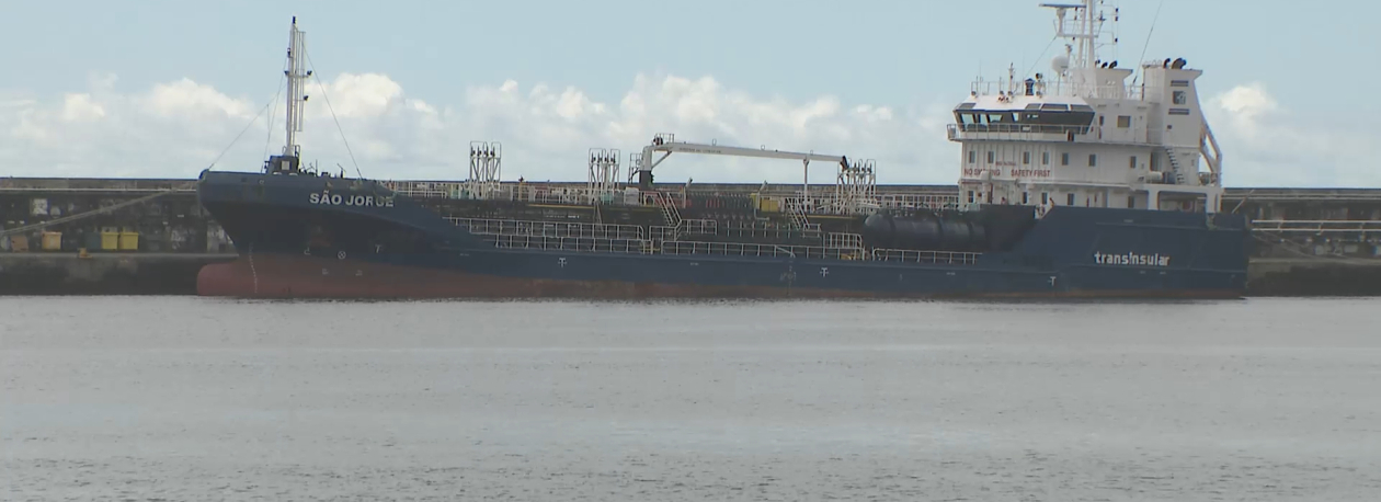 Imagem de Fuga combustível: Porto da Horta esteve encerrado hoje até ao almoço