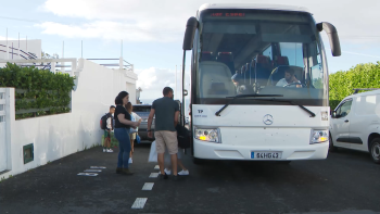 Governo deve meio milhão de euros pelo transporte escolar nos Açores