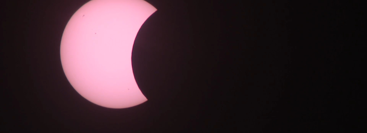 Imagem de Eclipse solar nos Açores: Mais de 300 pessoas acompanharam o eclipse na Ribeira Grande