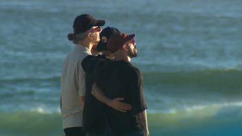 Eclipse: Em Lisboa centenas de pessoas assistiram na praia