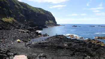 Ponta da Ferraria continua a atrair centenas de turistas