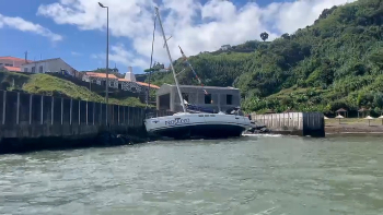 Porto Lajes das Flores: Veleiro encalhado não constitui perigo para a navegação