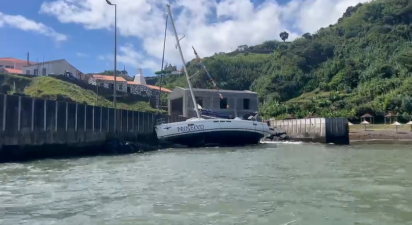 Porto Lajes das Flores: Veleiro encalhado não constitui perigo para a navegação