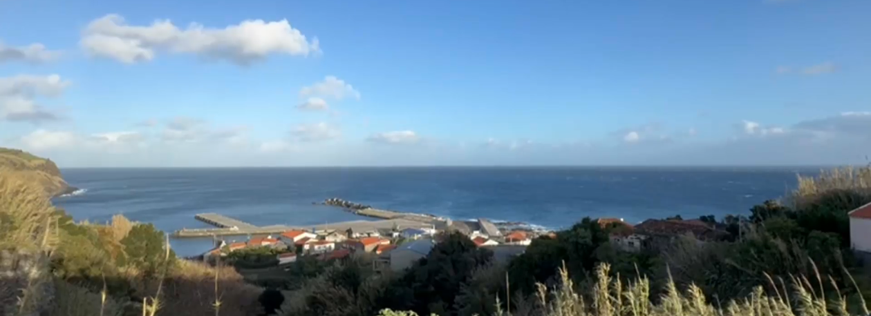 Imagem de Veleiro encalhado nas Lajes das Flores não constitui perigo para a navegação