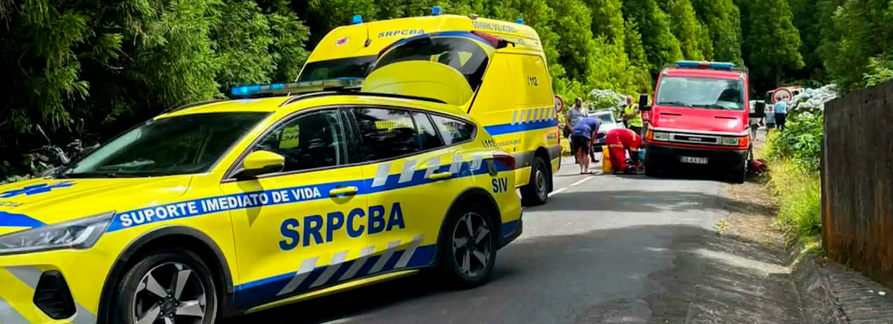 Imagem de Bombeiros de Ponta Delgada resgatam duas pessoas nas Sete Cidades