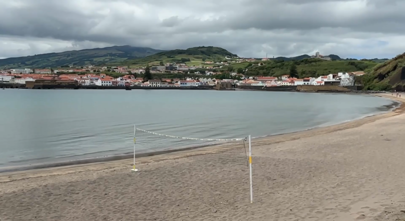 Praia do Porto Pim novamente interdita a banhos