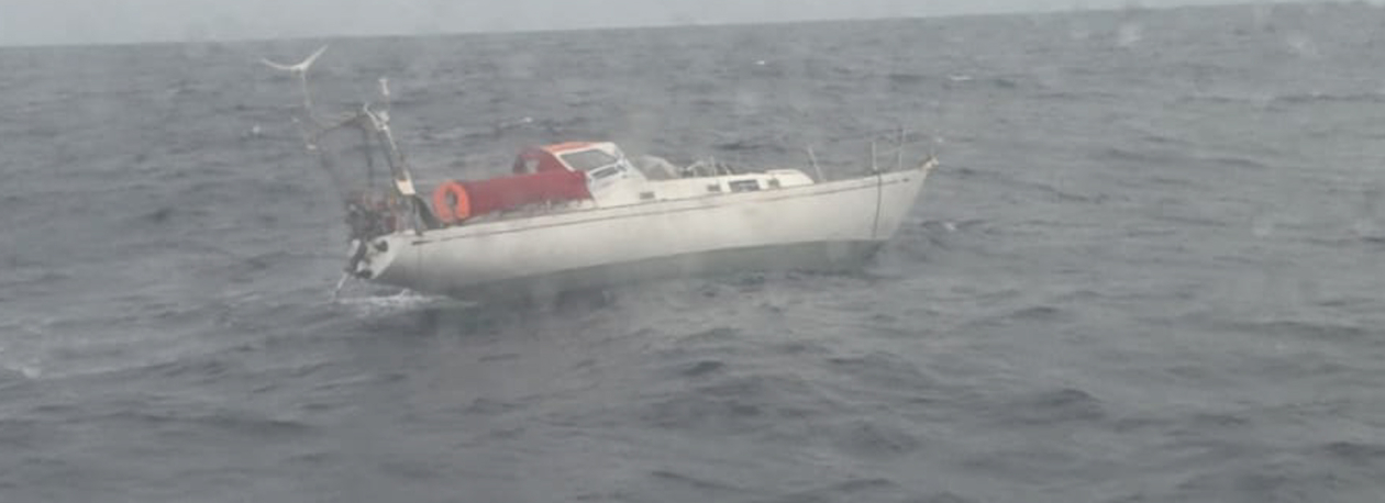 Imagem de Marinha coordena resgate de tripulantes de veleiro a nordeste de São Miguel