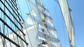 Navio-escola Sagres com teatro a bordo