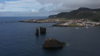 Imagem de Praia dos Mosteiros reabre a banhos após terceira interdição