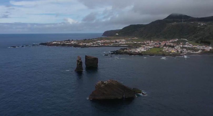 Praia dos Mosteiros reabre a banhos após terceira interdição