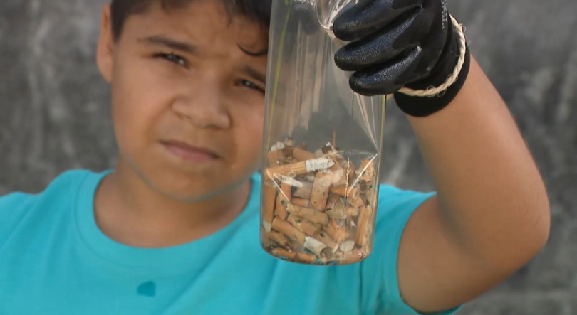 Imagem de Crianças da Cáritas recolhem beatas de cigarro em Angra e alertam para impacto ambiental