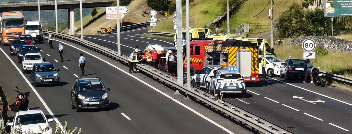 Imagem de Choque em cadeia em Ponta Delgada com 6 viaturas