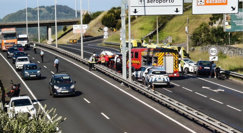 Choque em cadeia em Ponta Delgada com 6 viaturas