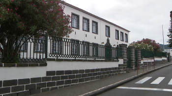Escola encerrada: Alunos da Escola dos Foros transferidos para a EBI Gaspar Frutuoso