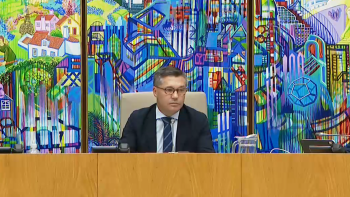 Imagem de Presidente do Parlamento repreende deputados pelos excessos de linguagem