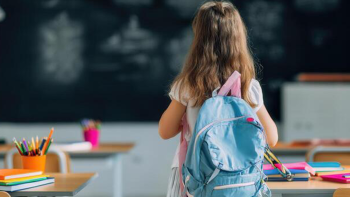 Imagem de Menina dos Fenais da Ajuda com deficiência auditiva continua sem professor que a acompanhe