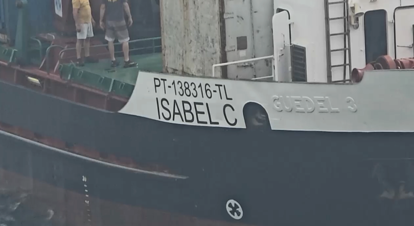 Navio Isabel C atracou hoje no Porto da Casa na ilha do Corvo