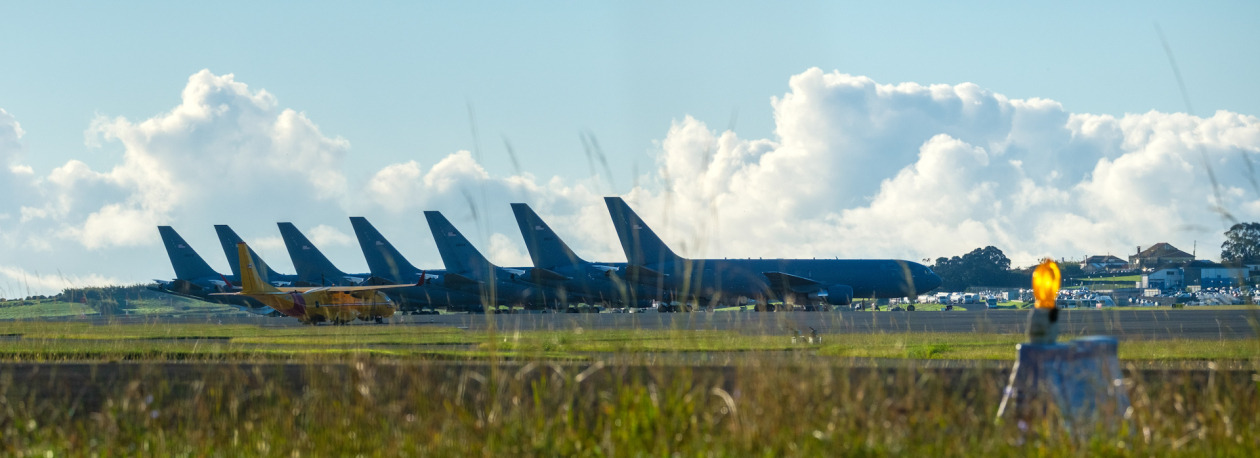 Imagem de Base das Lajes com 17 aviões reabastecedores norte-americanos estacionados