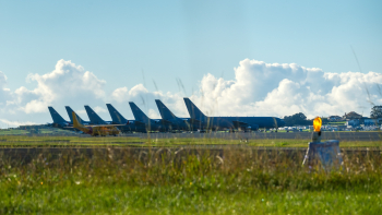 Imagem de Base das Lajes com 17 aviões reabastecedores norte-americanos estacionados