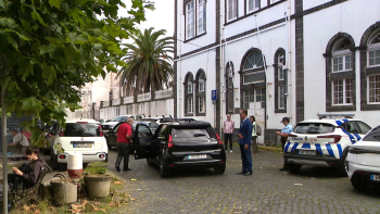 Ministra da Justiça anuncia pequenas obras na cadeia de Ponta Delgada