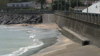 Geotubos vão garantir reposição da areia na baía da Praia da Vitória