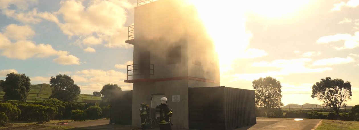 Imagem de Bombeiros têm nova torre de treino para aperfeiçoar combate a incêndios e resgates